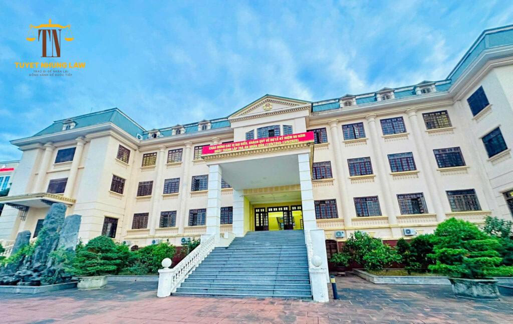 vắng mặt tại phiên toà