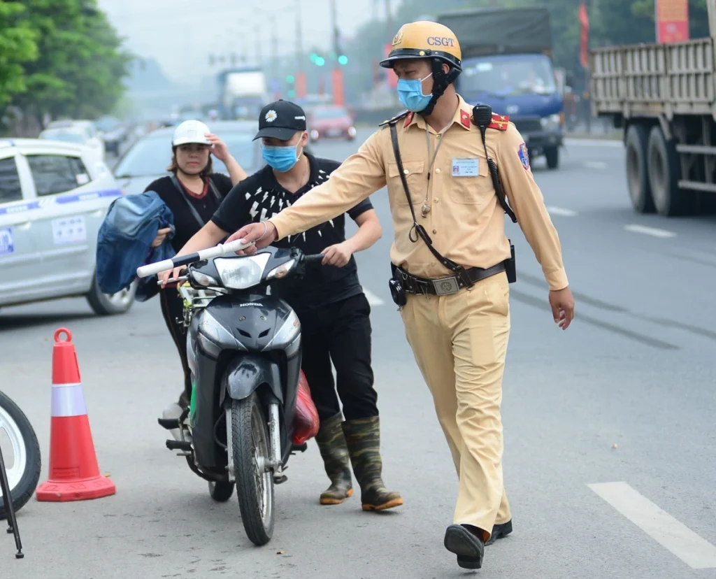 ai co quyen xu phat vi pham giao thong